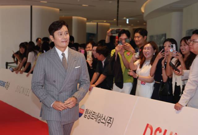 18일 부산 해운대구 시그니엘 부산 그랜드볼룸에서 열린 2025 부일영화상 시상식에서 배우 이병헌이 레드카펫을 들어오고 있다. 이재찬 기자 chan@