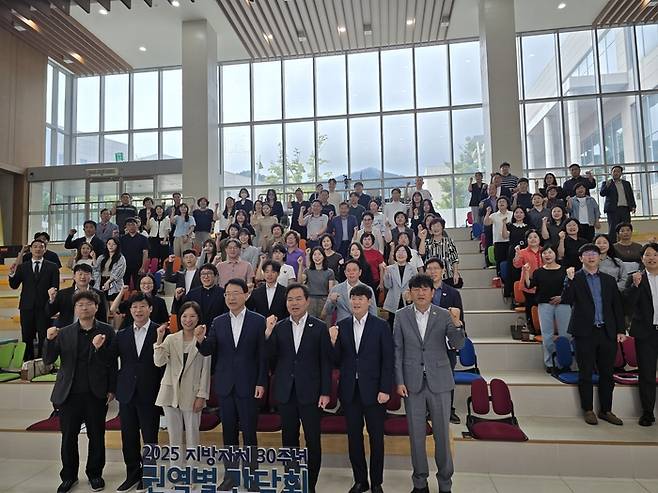 행정안전부의 민선 지방자치 30주년 권역별(경상권) 간담회가 18일 오전 경북 구미시 새마을운동 테마공원에서 열렸다. 간담회 참석자들이 지방자치 실현을 다짐하는 화이팅을 하고 있다. <박용기 기자>