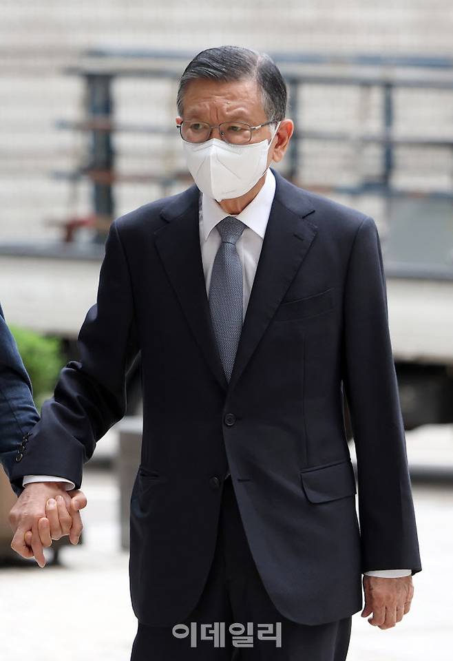 계열사 부당지원으로 1심 징역 10년을 선고받은 박삼구 전 금호아시아나그룹 회장이 18일 서울 서초구 서울고등법원에서 열린 특정 경제범죄 가중 처벌 등에 관한 법률 위반(횡령) 등 혐의 항소심 선고 공판에 출석하고 있다. (사진=뉴시스)