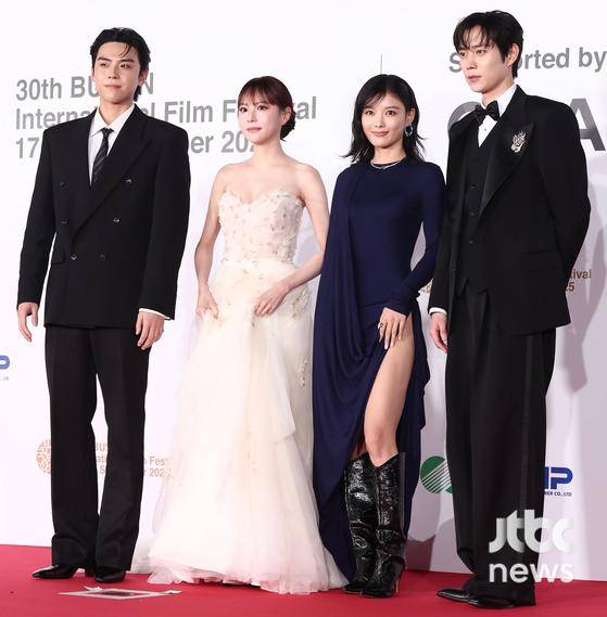 17일 오후 부산 해운대구 우동 영화의 전당에서 30회 부산국제영화제(BIFF) 개막식이 열렸다. 배우 김도훈, 이열음, 김유정, 김영대가 포즈를 취하고 있다. 부산=박세완 엔터뉴스팀 기자 park.sewan@jtbc.co.kr