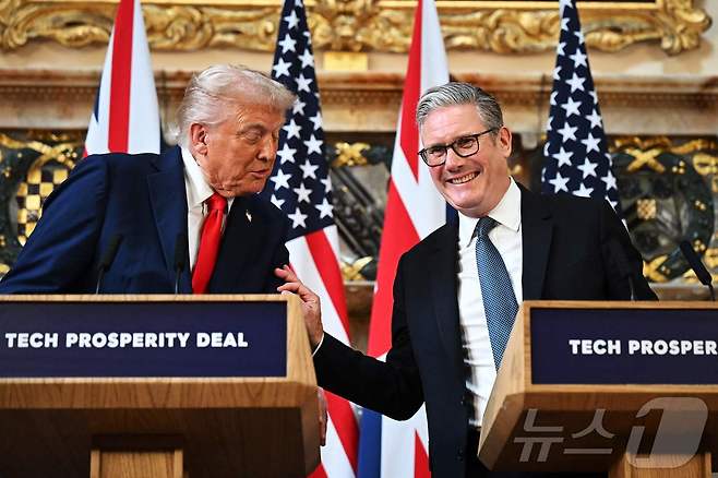 도널드 트럼프 미국 대통령과 키어 스타머 영국 총리가 18일(현지시간) 회담 후 공동 기자회견을 하고 있다. 2025.9.18. ⓒ AFP=뉴스1