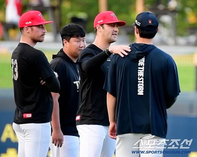 16일 광주 기아 챔피언스필드. KIA 네일, 올러와 한화 문동주가 인사하고 있다. 광주=정재근 기자 cjg@sportschosun.com/2025.9.16/
