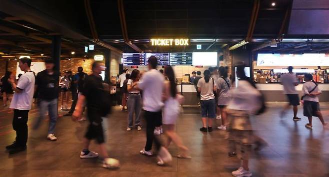 서울의 한 영화관이 관람객들로 붐비고 있다. 연합뉴스