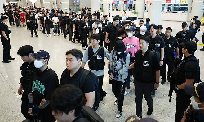 보이스피싱 사범 등 필리핀 도피 피의자들이 지난 3일 오후 인천국제공항 제1여객터미널을 통해 송환되고 있다./뉴시스