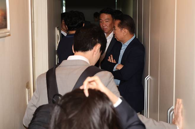 김건희 여사의 의혹들을 수사하는 민중기 특별검사팀이 '통일교 집단 입당' 의혹과 관련해 국민의힘 당원명부를 확보하기 위해 18일 서울 여의도의 한 오피스텔에 위치한 당원명부 데이터베이스 관리업체로 들어가고 있다. /연합뉴스