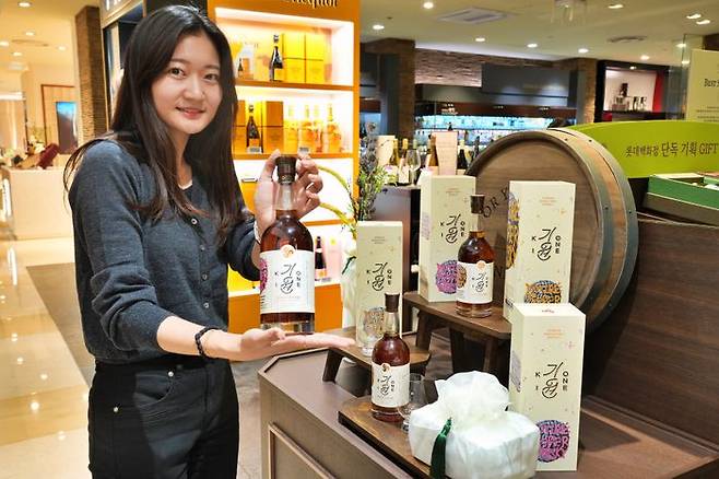 서울시 중구 소공동 롯데백화점 본점 지하 1층 와인 매장에서 모델이 '기원X박기웅 스페셜 리저브' 위스키를 홍보하고 있다.ⓒ롯데백화점