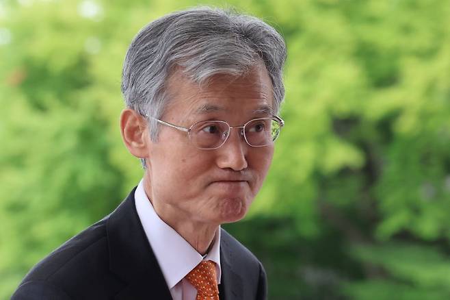 조희대 대법원장이 18일 오전 서울 서초구 대법원으로 출근하고 있다. 뉴시스