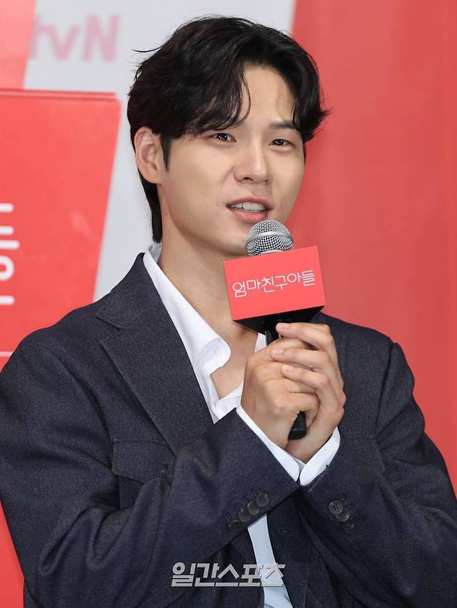 배우 윤지온이 14일 오전 서울 구로구 라마다 호텔에서 열린 새 토일드라마 tvN '엄마친구아들' 제작발표회에서 인사말을 하고 있다. '엄마친구아들'은 오류 난 인생을 재부팅하려는 여자와 그의 살아있는 흑역사인 '엄마친구아들'이 벌이는 파란만장 동네 한 바퀴 로맨스. 오는 17일 밤 9시 20분 첫 방송. 서병수 기자 qudtn@edaily.co.kr /2024.08.14/