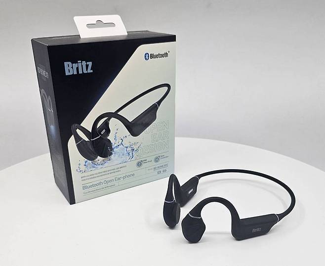 브리츠의 골전도 방식 블루투스 무선 이어폰인 ‘BZ-BONE X9' / 출처=IT동아