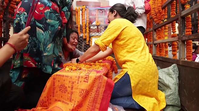 현지 시각 16일, 네팔 카트만두. 경찰의 총격에 숨진 아들 라식 카티와다의 관을 붙들고 엄마가 오열하고 있다.(사진출처 : 로이터)