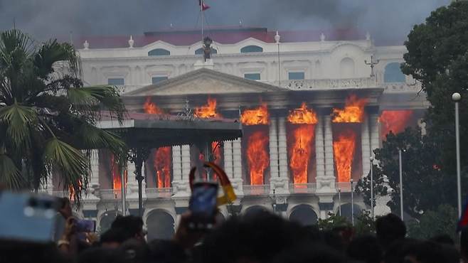 불타는 네팔 국회의사당. 네팔 청년들의 대규모 시위로 주요 공공건물이 불에 탔고, 경찰의 폭력 진압으로 희생자가 속출했다.
