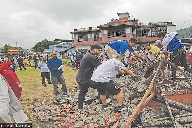 네팔 포카라에서 건물 잔해를 치우는 시민들. 시위가 벌어졌던 네팔 주요 지역에서 복구 작업이 본격 시작됐다. (사진출처:카트만두 포스트)
