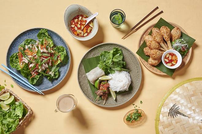 추석 황금연휴에는 정성과 풍요로움을 담은 특별 프로모션이 마련된다. 10월 5일부터 7일까지 3일간 전, 건강한 나물, 달콤한 한과, 시원한 식혜 등 명절 분위기를 더하는 추석 특선 메뉴를 선보인다.