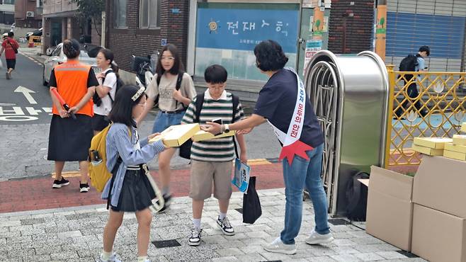 대전 서구는 초등학교 개학을 맞아 학교 등 통학로 일대에서 '스쿨존 불법주정차 근절' 캠페인을 벌였다. 대전서구