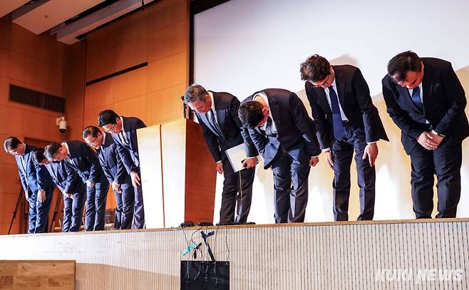 조좌진 롯데카드 대표이사 등 관계자들이 18일 서울 중구 부영태평빌딩에서 대규모 해킹 사고로 인한 고객 정보 유출사태에 대해 사과하고 있다. 유희태 기자