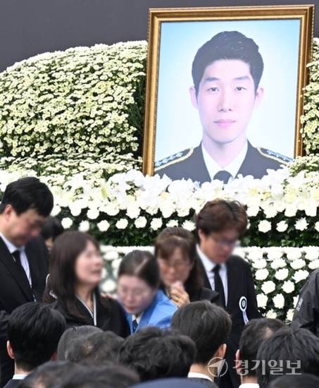 지난 15일 인천 서구 인천해양경찰서에서 영흥도 갯벌에 고립된 70대 중국인을 구조하다 숨진 故 이재석 경사의 영결식에서 유가족이 오열하고 있다. 경기일보DB