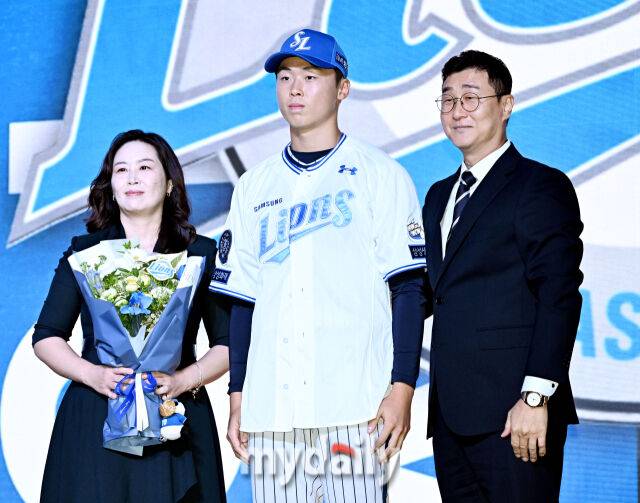 서울고 이호범이 17일 오후 서울 잠실 롯데호텔에서 진행된 '2026 KBO 신인 드래프트'에서 1라운드 9순위로 삼성에 지명된 뒤 포즈를 취하고 있다. 이번 드래프트는 전면 드래프트 방식으로 총 11라운드에 걸쳐 진행되며, 총 1,261명의 대상자 중 최대 110명이 KBO 10개 구단의 새 식구로 합류하게 된다. 지명 순서는 2024시즌 최종 순위 역순에 따라 키움 히어로즈를 시작으로 NC 다이노스, 한화 이글스, 롯데 자이언츠, SSG 랜더스, KT 위즈, 두산 베어스, LG 트윈스, 삼성 라이온즈, KIA 타이거즈 순으로 진행된다./마이데일리