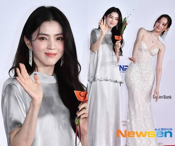 제30회 부산국제영화제 개막식 레드카펫 행사에 참여한 한소희와 전종서