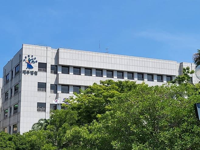 제주지법 형사2부가 18일 강도살인과 범죄수익 은닉 규제 및 처벌 등에 관한 법률 위반 혐의로 구속기소 된 40대 중국인 여성 A씨에 대해 무기징역을 선고했다. 제주 강동삼 기자