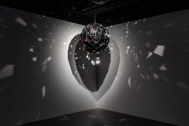 올라퍼 엘리아슨의 '스퀘어 스피어'가 설치된 모습 / 제공=서울옥션