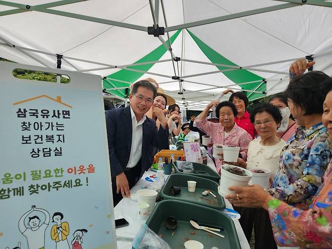 군위군 삼국유사면 찾아가는 보건복지팀이 지난 16일 '2025년 동부권 이동복지관사업'에서 체험 부스를 운영했다. ⓒ군위군