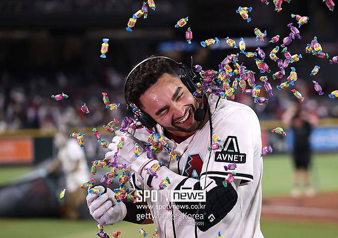 ▲ 끝내기를 친 조던 라울러가 인터뷰 중 축하받고 있다.