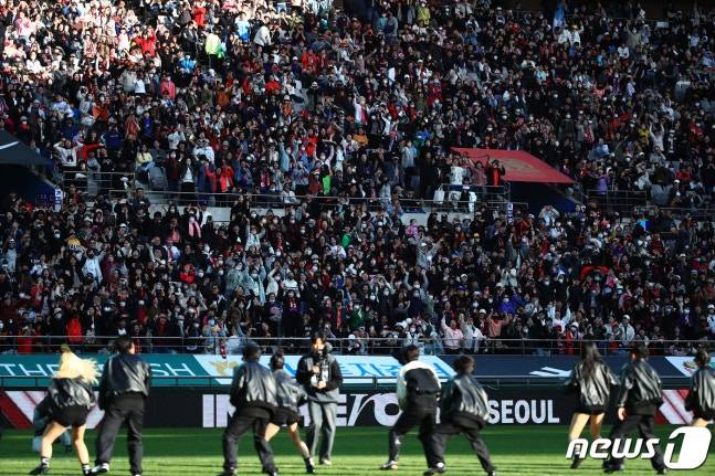 가수 임영웅이 2023년 4월 서울월드컵경기장에서 열린 2023 하나원큐 K리그1 6라운드 FC서울과 대구FC의 경기 하프타임에 팬들을 위한 공연을 펼치고 있다. /사진=뉴스1