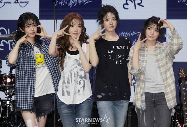 밴드 QWER이 9일 오후 서울 창천동 예스24 원더로크홀에서 진행된 미니 3집 '난 네 편이야, 온 세상이 불협일지라도' 쇼케이스에서 포즈를 취하고 있다. 이번 앨범의 타이틀곡 '눈물참기'는 눈물을 참을 수 없는 슬픔에도 희망찬 내일을 위해 다시 한 걸음 내딛는 곡으로 멤버 전원이 작사에 참여했다. /2025.06.09 /사진=이동훈 photoguy@