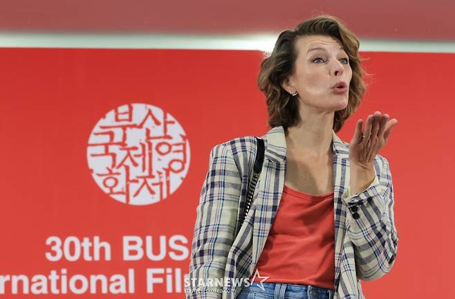 (부산=뉴스1) 권현진 기자 = 배우 밀라 요보비치와 애드리언 그런버그 감독(오른쪽)이 18일 부산 해운대구 영화의전당에서 열린 제30회 부산국제영화제(BIFF) ‘프로텍터’ 기자간담회에 참석해 포즈를 취하고 있다. 2025.9.18/뉴스1 Copyright (C) 뉴스1. All rights reserved. 무단 전재 및 재배포, AI학습 이용 금지. /사진=(부산=뉴스1) 권현진 기자