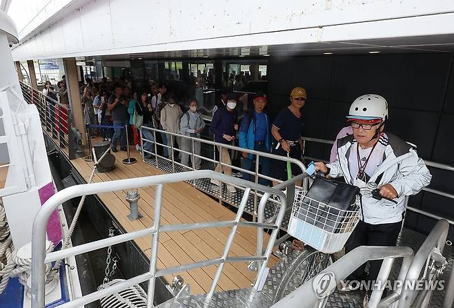 한강버스 승선 (서울=연합뉴스) 서명곤 기자 = 한강버스가 정식 운항을 시작한 18일 서울 송파구 한강버스 잠실 선착장에서 시민들이 승선을 하고 있다. 한강버스는 총 8척의 선박이 마곡-망원-여의도-옥수-압구정-뚝섬-잠실 7개 선착장, 28.9㎞를 오간다. 2025.9.18 seephoto@yna.co.kr