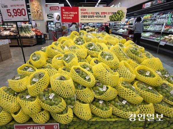 18일 수원에 위치한 롯데마트에서 AI로 선별한 과일들을 판매하고 있다. 2025.9.18 /구민주기자 kumj@kyeongin.com