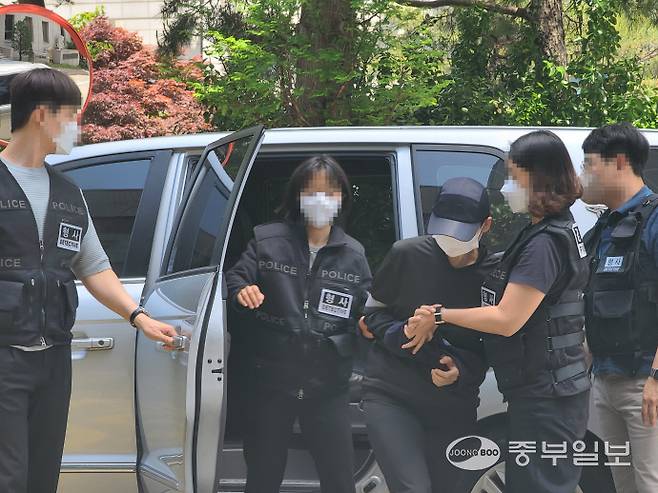 2024년 5월 18일 아동복지법상 아동학대 혐의로 구속 전 피의자 심문을 받기 위해 인천지방법원으로 들어서는 도중 다리에 힘이 풀려 경찰의 부축을 받고 있는 B씨. 최기주 기자