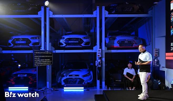 현대차 N매니지먼트실 박준우 상무가 18일 경기 의왕시에 위치한 'N 아카이브'에서 열린 고성능 브랜드 'N' 출범 10주년 기념식에 참석해 N의 역사에 대해 설명하고 있다./사진=이명근 기자 qwe123@