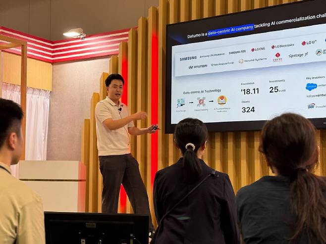 황민영 셀렉트스타 부대표가 ‘GSE 2025’ 부대 행사인 ‘Deep Tech Startup Pitch Event’에서 발표를 진행하고 있다.