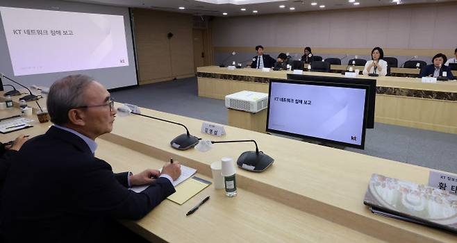 최민희 위원장 등 국회 과학기술정보방송통신위원회 더불어민주당·조국혁신당 의원들이 19일 대규모 해킹피해 관련 서울 서초구 한국통신연구개발본부를 방문, 현장조사를 하고 있다. (사진=연합뉴스)