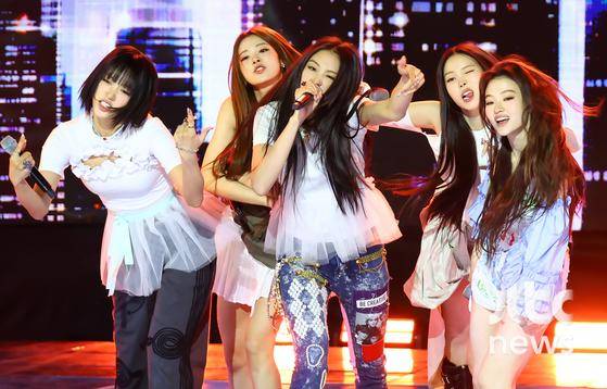 그룹 미야오(MEOVV)가 12일 오후 서울 SBS 프리즘타워에서 열린 첫 EP 'MY EYES OPEN VVIDE' 쇼케이스에서 공연을 펼치고 있다. 박세완 엔터뉴스팀 기자 park.sewan@jtbc.co.kr