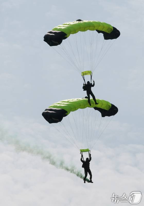 18일 충남 계룡대 활주로 일원에서 열린 2025 계룡군문화축제·지상군페스티벌에서 제병협동전투시범 고공낙하가 펼쳐지고 있다. (계룡=뉴스1) 김기태 기자