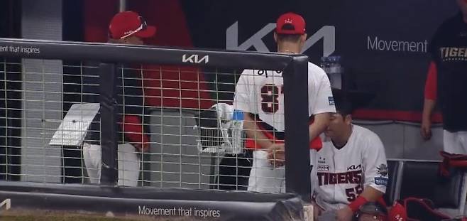 이범호 KIA 감독(왼쪽)이 18일 한화전 도중 포수 한준수와 이해창 배터리코치를 불러 질책하는 모습. (티빙 중계화면 캡처)