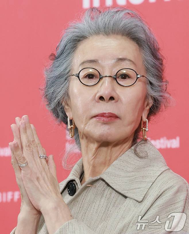 배우 윤여정이 19일 오후 부산광역시 해운대구 영화의전당에서 열린 '제30회 부산국제영화제(BIFF)' '결혼 피로연' 기자간담회에 참석해 취재진 질문을 듣고 있다. 2025.9.19/뉴스1 ⓒ News1 권현진 기자