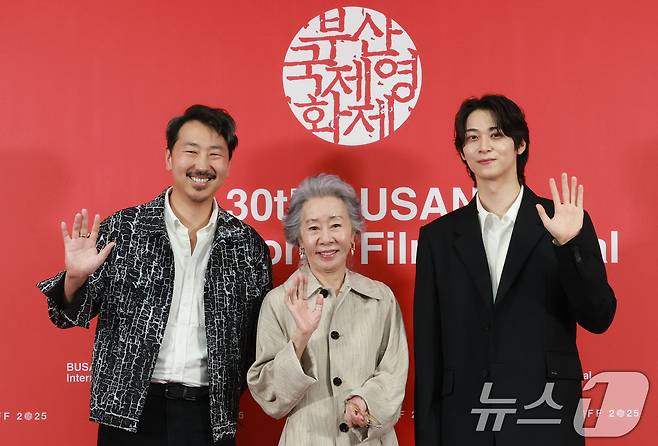 앤드루 안 감독(왼쪽부터)과 배우 윤여정, 한기찬이 19일 오후 부산광역시 해운대구 영화의전당에서 열린 '제30회 부산국제영화제(BIFF)' '결혼 피로연' 기자간담회에 참석해 포즈를 취하고 있다. 2025.9.19/뉴스1 ⓒ News1 권현진 기자