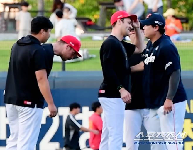 류현진 향해 허리숙여 인사한 네일과 올러