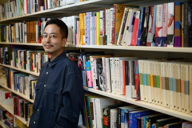 '장르 전문 스토리 프로덕션' 안전가옥의 김홍익 대표는 그 자체로 '장르 덕후'다. 김 대표가 기대선 안전가옥 사무실 서가에는 이영도, 김보영, 테드 창, 켄 리우 등이 쓴 장르문학 소설들이 빼곡하게 꽂혀 있다. 하상윤 기자