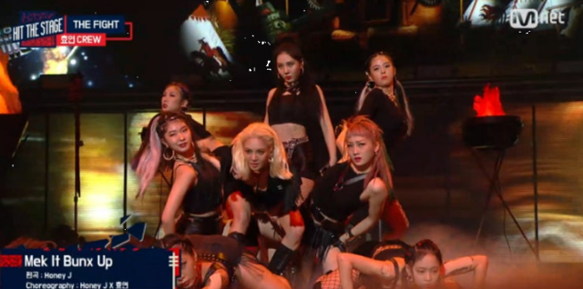 댄서 허니제이(두 번째 줄 가운데)가 출연했던 댄스 프로그램 '힛 더 스테이지' 한 장면. Mnet 영상 캡처