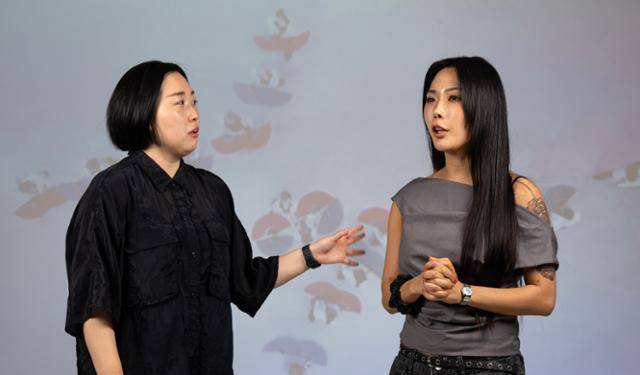 "허제가..." Mnet '스트릿 우먼 파이터' 시즌1과 시즌3을 제작한 최정남(왼쪽) PD는 댄서 허니제이를 종종 이렇게 불렀다. 네 자리 활동명을 친근하게 부르는 표현이었다. '환상의 콤비' 인터뷰를 위해 서울 중구 한국일보 사옥을 찾은 최 PD와 허니제이가 '몽경' 퍼포먼스 영상을 배경으로 사진을 찍고 있다. 박시몬 기자