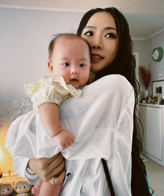 댄서 허니제이가 딸 러브를 안고 있다. 허니제이 사회관계망서비스 캡처