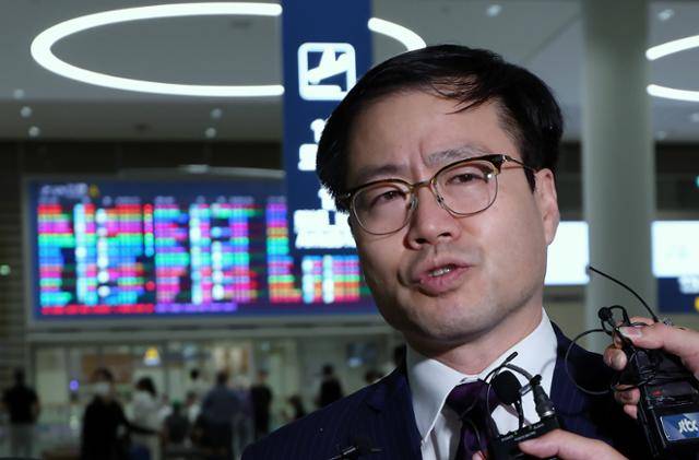 관세협상 후속 협의와 관련, 방미 일정을 마친 여한구 산업통상자원부 통상교섭본부장이 19일 오전 인천국제공항을 통해 귀국해 취재진 질문에 답하고 있다. 영종도=뉴스1