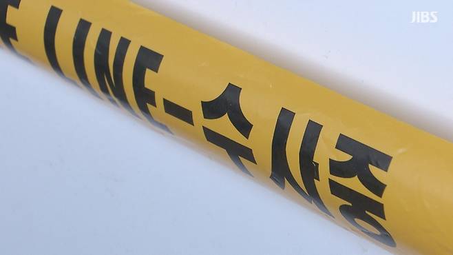 연인 살해 사건이 발생한 제주시 아라동의 한 아파트에 설치된 폴리스라인