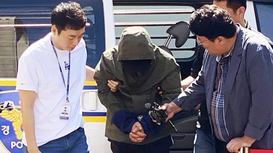 생활고를 비관해 처자식을 살해한 혐의로 체포된 지모(49) 씨가 지난 6월 4일 오전 광주지방법원에서 열린 구속 전 피의자 심문(영장실질심사)에 출석하고 있다. 연합뉴스