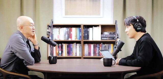 조수용(왼쪽) 전 카카오 대표가 지난해 11월 '최성운의 사고실험'에 출연해 진행자 최성운씨의 질문에 답하고 있다. 유튜브 캡처