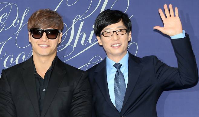 방송인 유재석이 오는 21일 방송되는 SBS 예능 '런닝맨'에서 하하 등 프로그램 멤버들과 함께 김종국 결혼식 비하인드를 전한다. 사진은 2013년 5월26일 방송인 유재석(오른쪽)과 김종국이 서울 용산구 한남동 그랜드하얏트서울에서 열린 배우 신현준 결혼식에 참석한 모습/사진=머니투데이